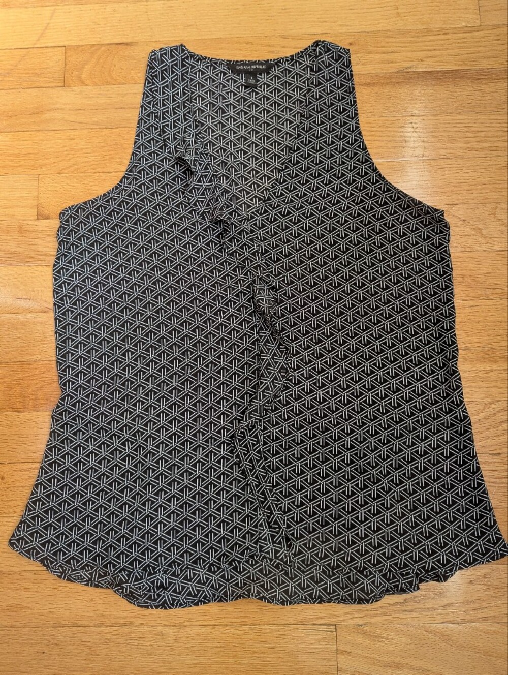 🌻BANANA REPUBLIC🌻 BLACK WHITE GEO SLEEVELESS BLOUSE w/RUFFLE, SMALL, LIKE NEW!